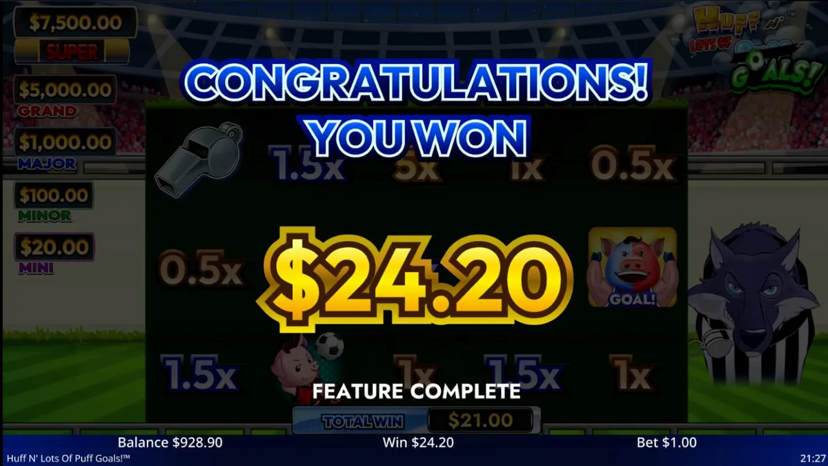 Tiga babi kecil dalam seragam sepak bola di lapangan stadion
